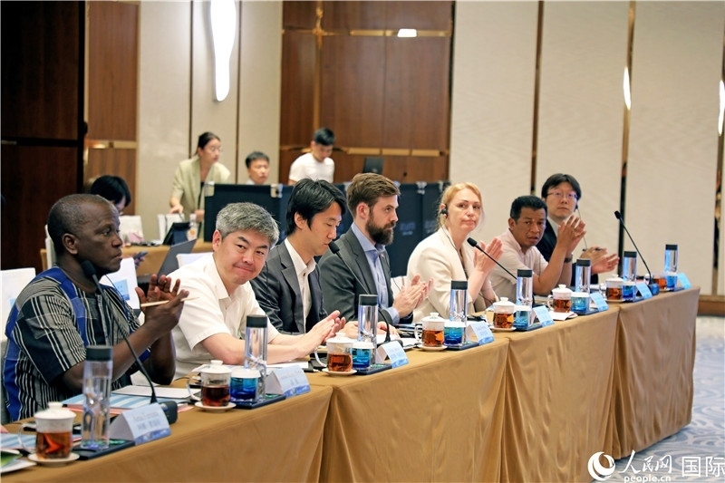 參加產(chǎn)業(yè)對接會(huì)的各國駐華使節(jié)。人民網(wǎng)記者趙益普攝