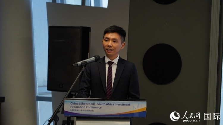 深圳市黃金珠寶首飾行業(yè)協(xié)會副會長李澤鋒介紹深圳市黃金珠寶產(chǎn)業(yè)發(fā)展情況。人民網(wǎng) 劉暢攝