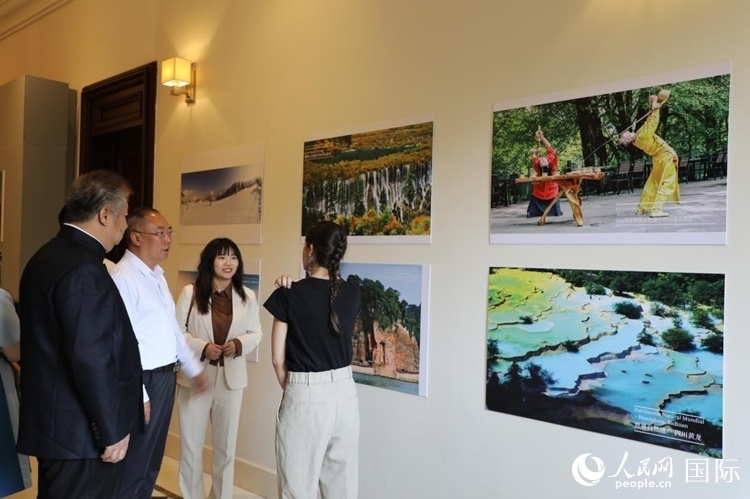 四川省文化和旅游廳副廳長(zhǎng)王成平、墨西哥松林文化中心展覽部主任盧西亞·恩里克斯·岡薩雷斯·薩拉維亞、墨西哥中國(guó)文化中心主任石岳文參觀圖片展。拍攝者為墨西哥分社外籍雇員埃內(nèi)斯托·多明戈斯