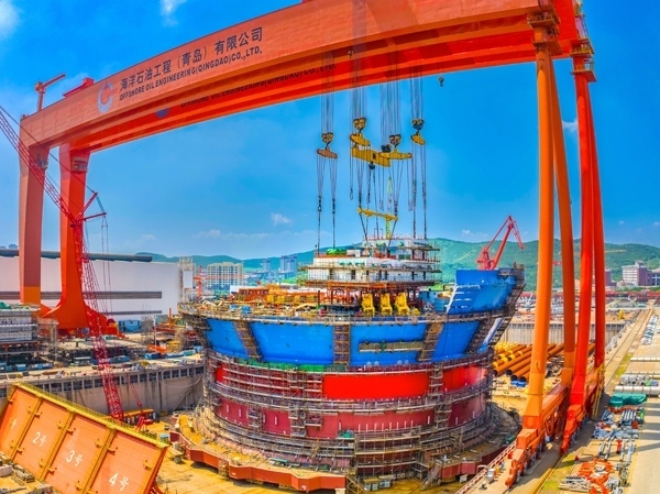 “?？惶枴蓖ㄟ^雙龍門吊進行總裝。侯憲鵬攝