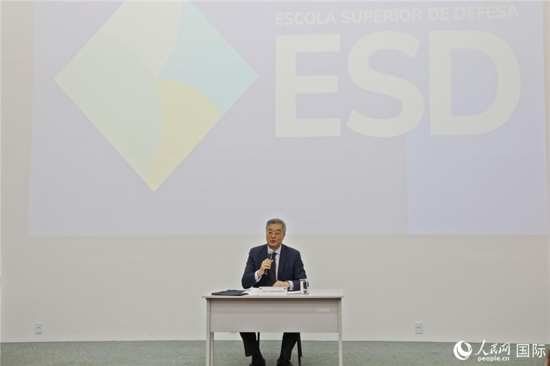 當(dāng)?shù)貢r(shí)間4月23日，中國(guó)駐巴西大使祝青橋應(yīng)邀在巴西高等防務(wù)學(xué)院作專題講座，全面介紹中國(guó)外交和國(guó)防政策、經(jīng)濟(jì)形勢(shì)及中巴關(guān)系前景。 人民網(wǎng)記者 陳一鳴攝