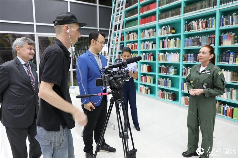 巴西高等防務(wù)學(xué)院院長(zhǎng)卡拉·利里奧·馬丁斯接受了人民網(wǎng)的視頻采訪。 人民網(wǎng)記者 陳一鳴攝