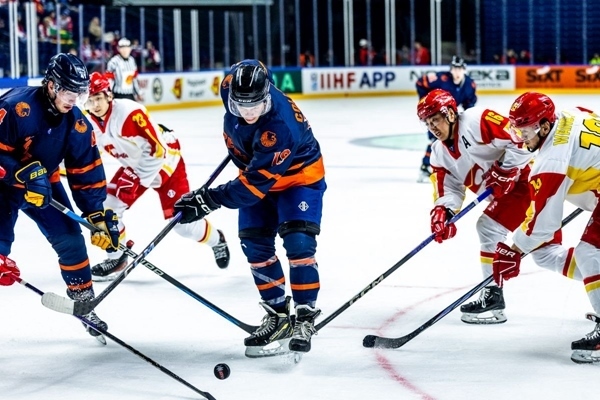 雙方球員爭搶。圖片來源：國際冰聯(lián)