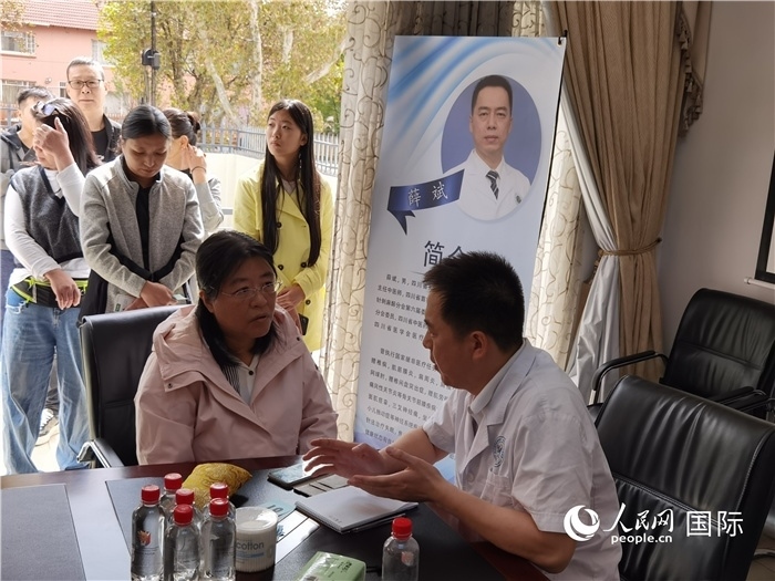 中醫(yī)專家為當(dāng)?shù)厝A僑華人提供中醫(yī)咨詢和診療服務(wù)。 （本報(bào)記者 楊謳 攝）