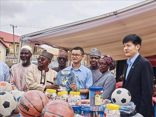 中尼友誼示范校物資捐贈(zèng)。駐尼日利亞使館供圖