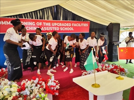 師生們載歌載舞。駐尼日利亞使館供圖