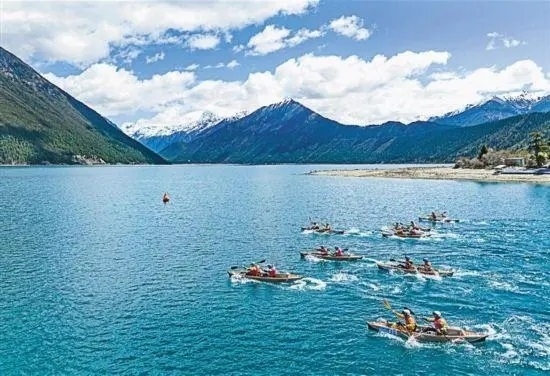 2024年4月20日，2024年巴松措國際漂流公開賽的選手在比賽中。 新華社記者 孫非攝