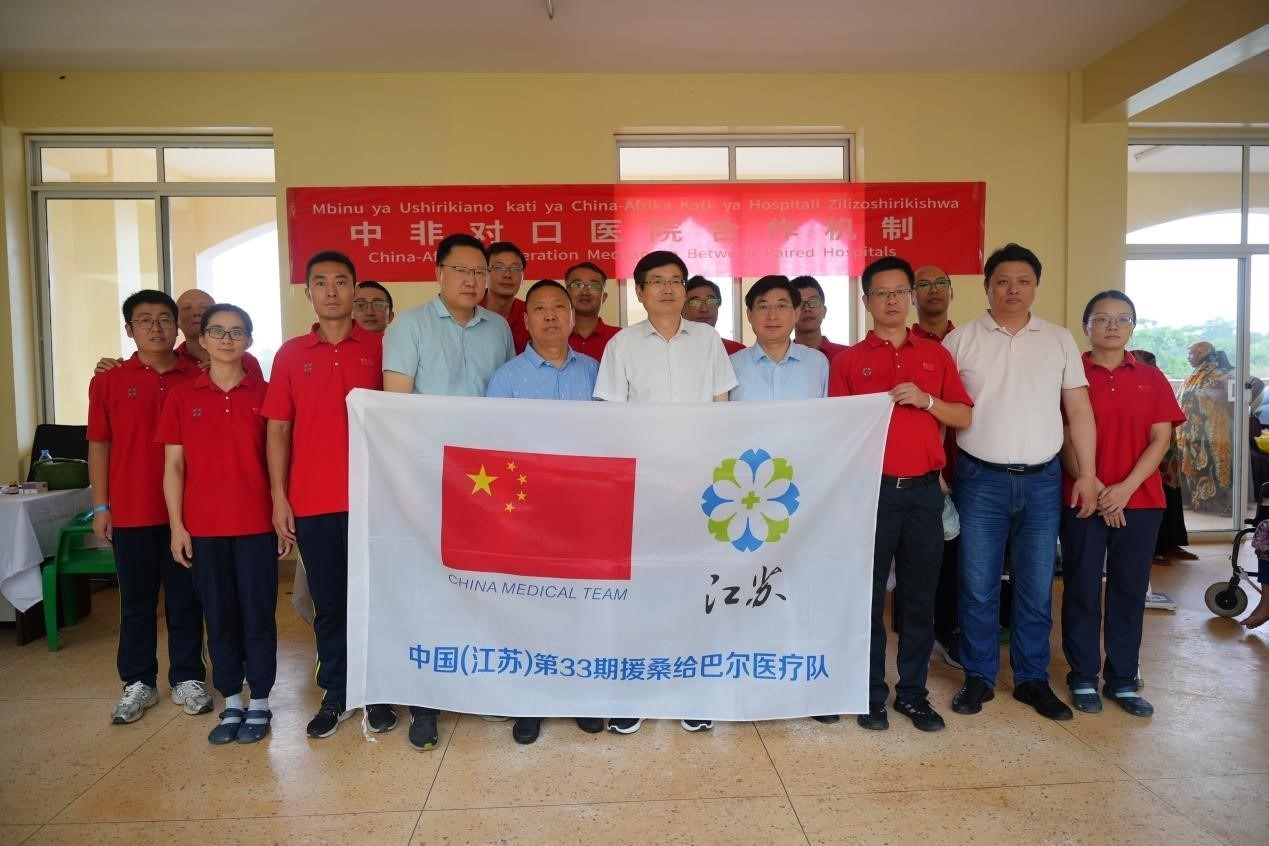 揚(yáng)州市衛(wèi)健系統(tǒng)代表團(tuán)和醫(yī)療隊(duì)在義診現(xiàn)場(chǎng)合影。中國(guó)援桑醫(yī)療隊(duì)供圖