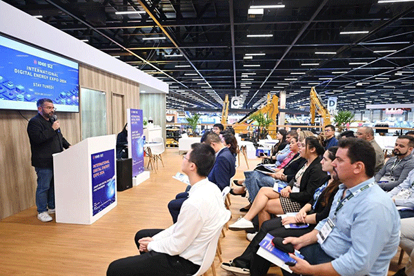 當(dāng)?shù)貢r(shí)間4月26日，深圳市發(fā)展和改革委員會(huì)在巴西圣保羅國(guó)際工程機(jī)械及礦山機(jī)械展上舉行專題推介會(huì)，介紹將于今年下半年在深圳市舉辦的2024國(guó)際數(shù)字能源展。 2024國(guó)際數(shù)字能源展組委會(huì)供圖