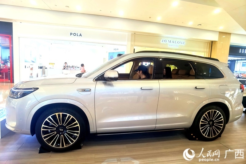  消費者在試駕汽車。人民網記者 陳燕攝