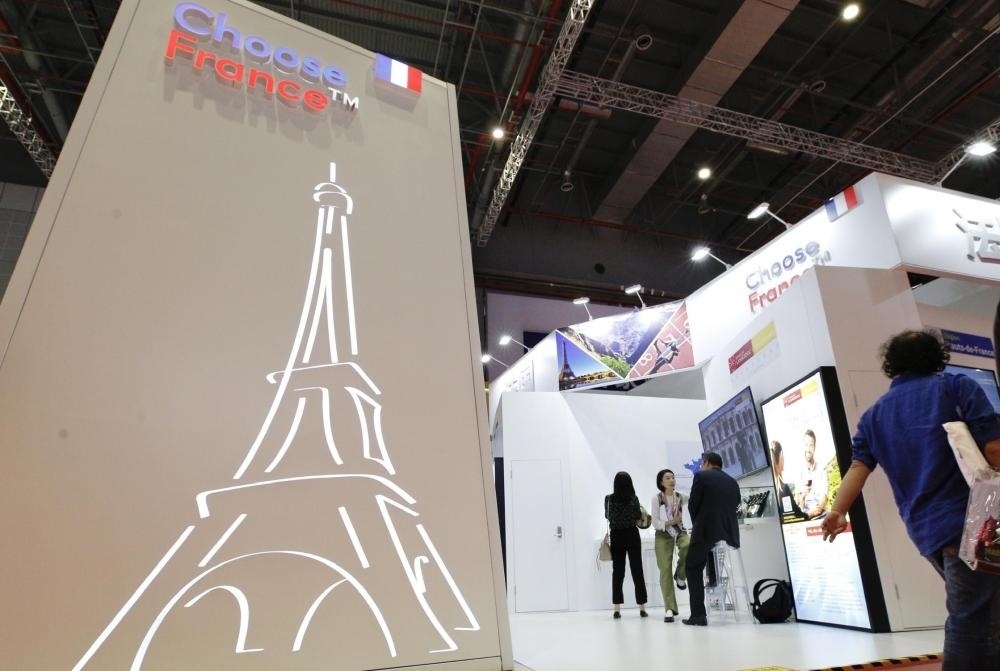 2019年11月5日，第二屆中國國際進(jìn)口博覽會(huì)在上海國家會(huì)展中心開幕。這是參觀者走過法國國家館。新華社記者 張玉薇 攝