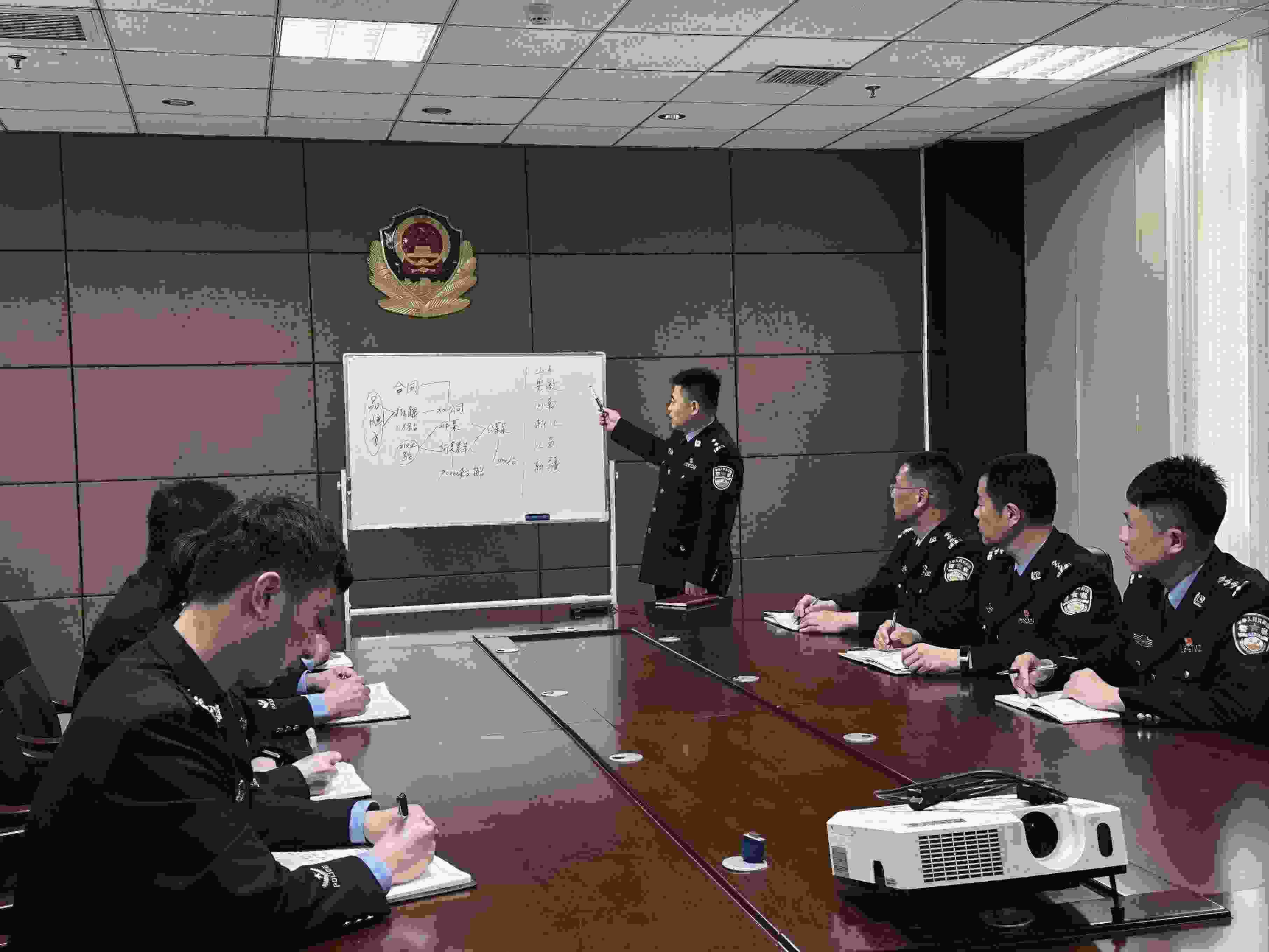 專案組辦案民警介紹案情。人民網(wǎng)記者 郝萍攝