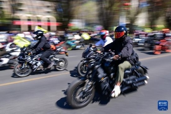 這是4月30日在新疆烏魯木齊市舉行的巡游活動上拍攝的摩托機車方陣。