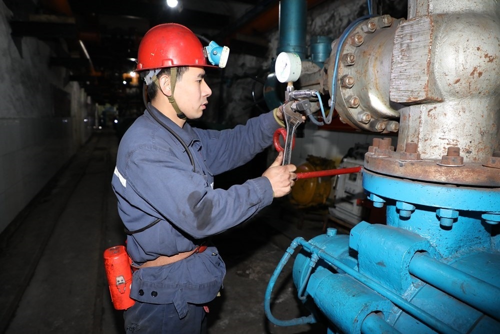 2024年4月30日，冀中能源峰峰集團(tuán)新屯礦機(jī)電區(qū)副區(qū)長(zhǎng)顧博在井下泵房檢修水泵。新華社發(fā)