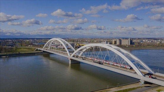 △2024年3月12日，一列火車運行在匈塞鐵路塞爾維亞境內(nèi)貝諾段諾維薩德多瑙河大橋上。