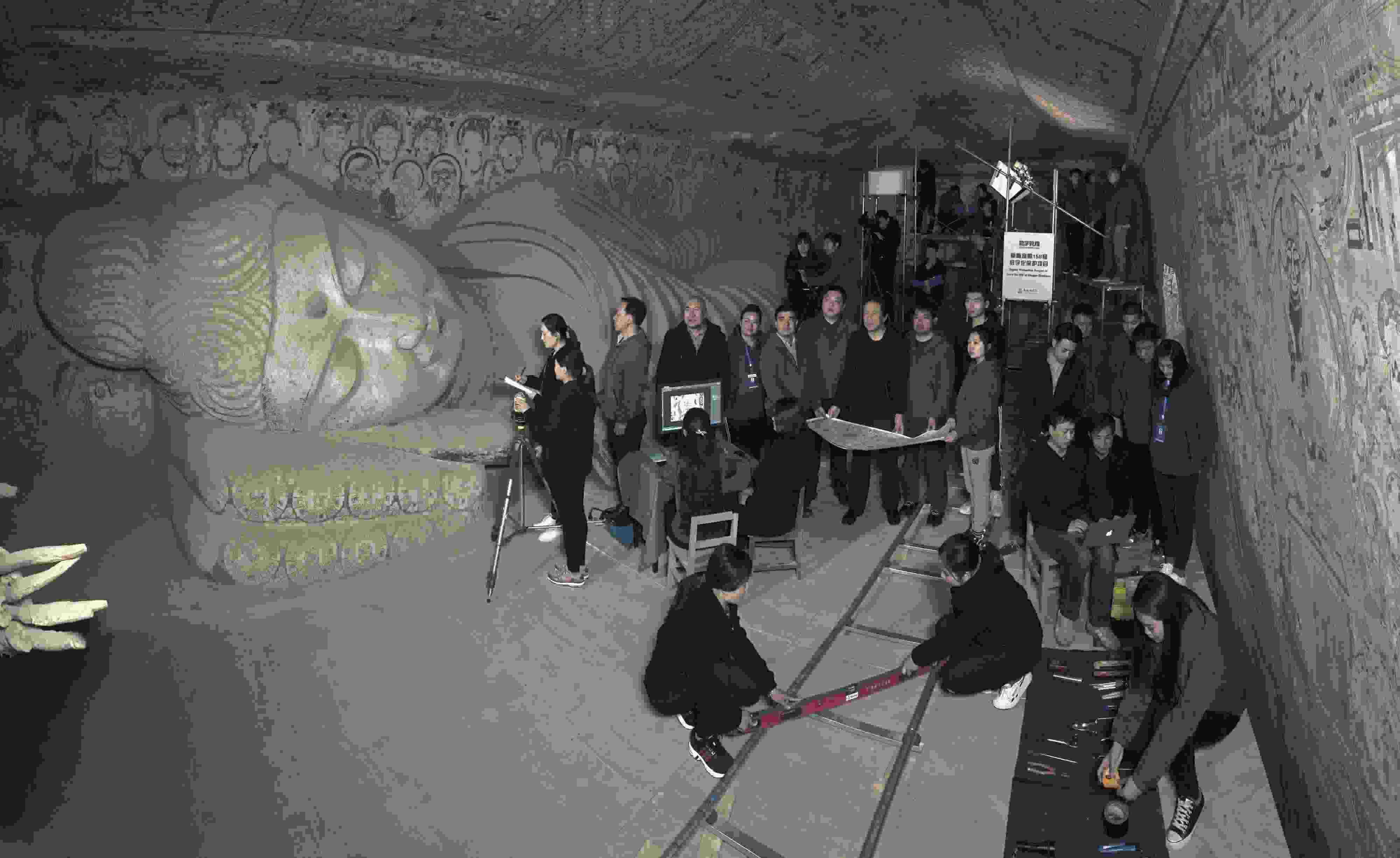 敦煌研究院文物數(shù)字化團(tuán)隊(duì)在莫高窟第158窟工作現(xiàn)場(chǎng)。敦煌研究院供圖