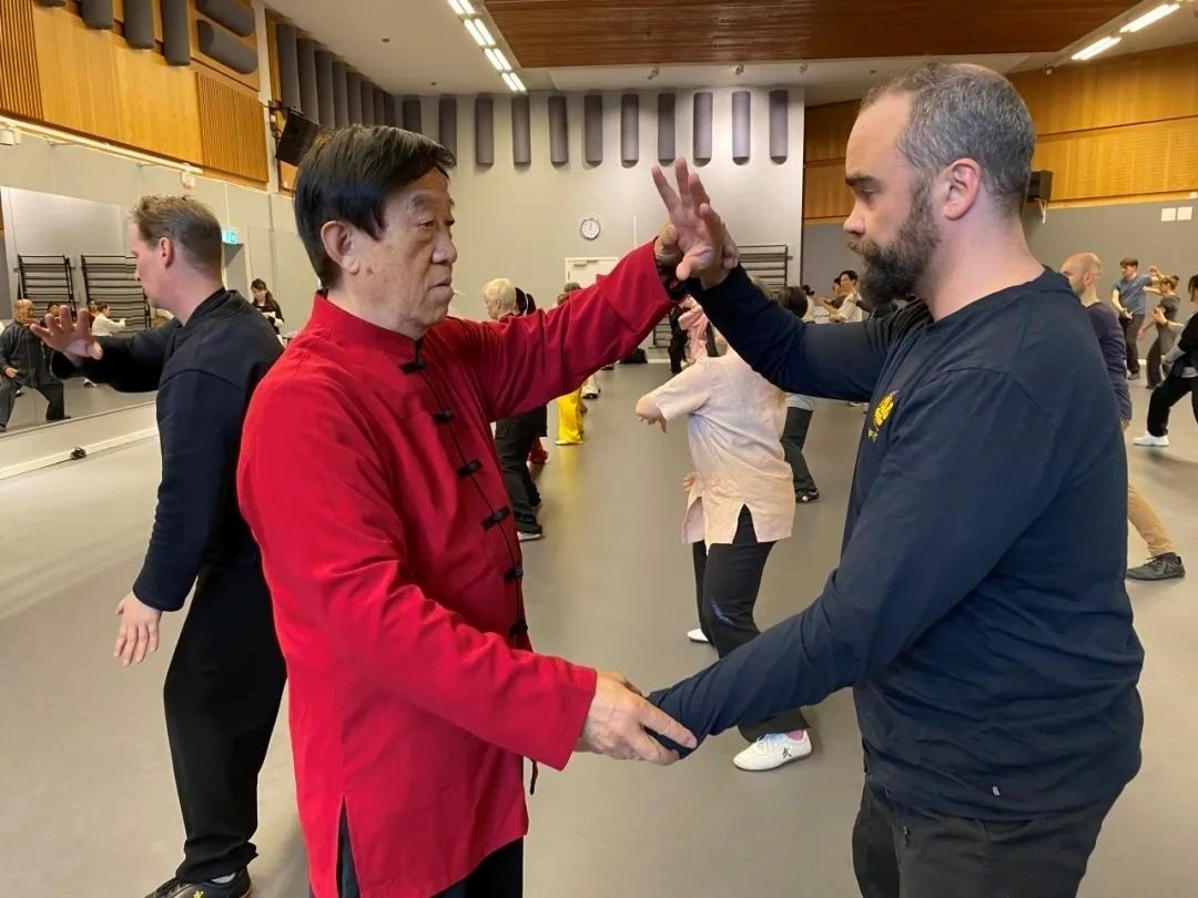 陳正雷老師親自示范指導。斯德哥爾摩中國文化中心供圖