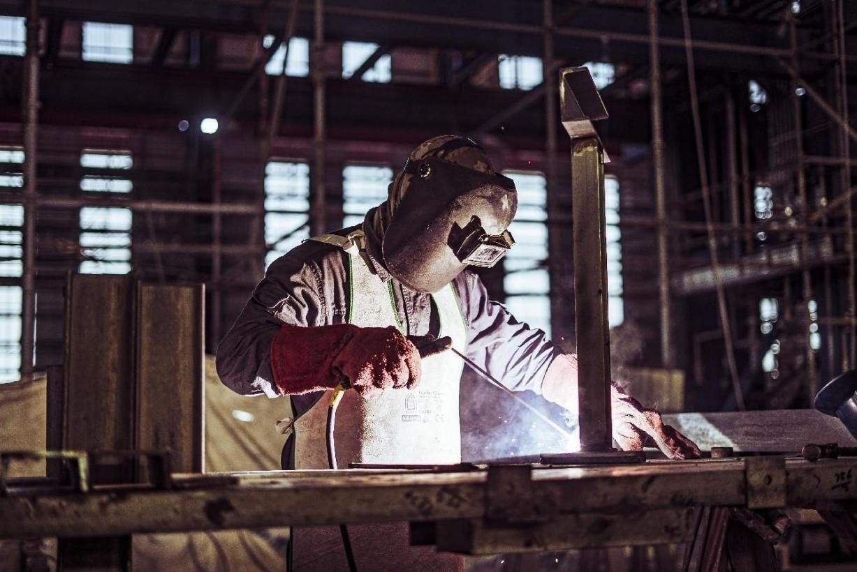 工人在沙特國王港項(xiàng)目現(xiàn)場進(jìn)行焊接操作。山東電建供圖