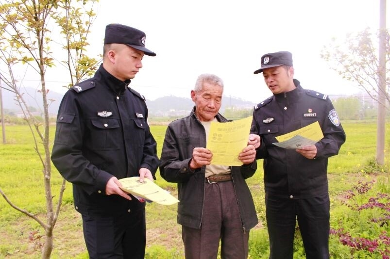 向村民宣傳反詐知識(shí)。