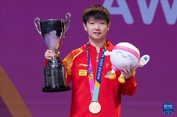 2024年4月21日，在2024年澳門國際乒聯(lián)女子世界杯決賽中，孫穎莎奪得冠軍。圖為孫穎莎在頒獎(jiǎng)臺(tái)上。新華社記者 張金加 攝