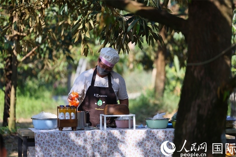 工作人員正在準備特色果汁。人民網(wǎng)記者 白元琪攝