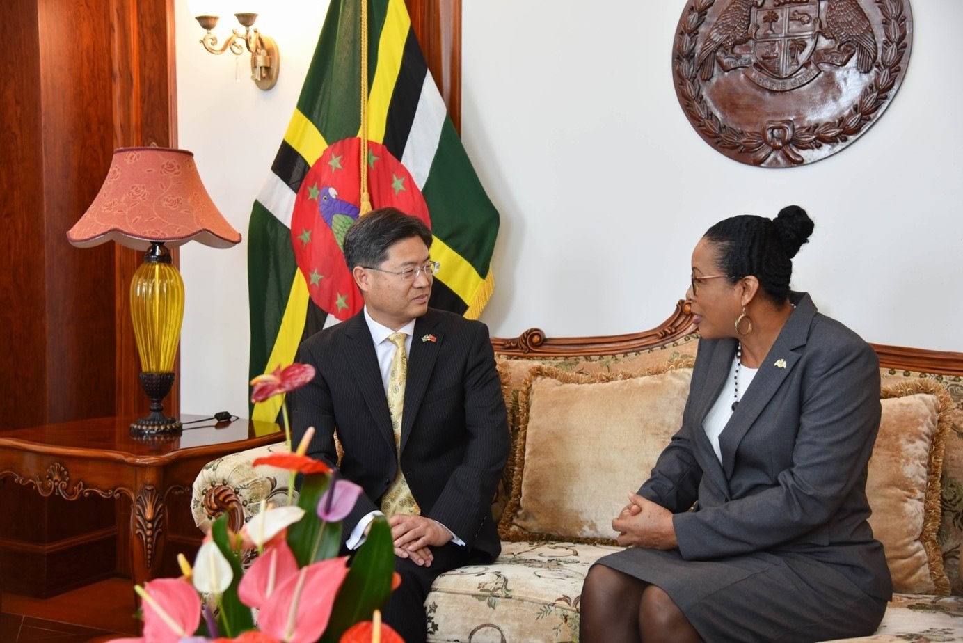 當?shù)貢r間5月3日，中國新任駐多米尼克大使儲茂明（左）向多總統(tǒng)伯頓遞交國書。 中國駐多米尼克大使館供圖