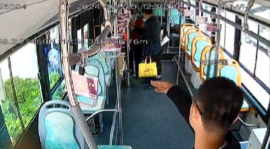 公交車上他一聲大吼！魏杰，好樣的！