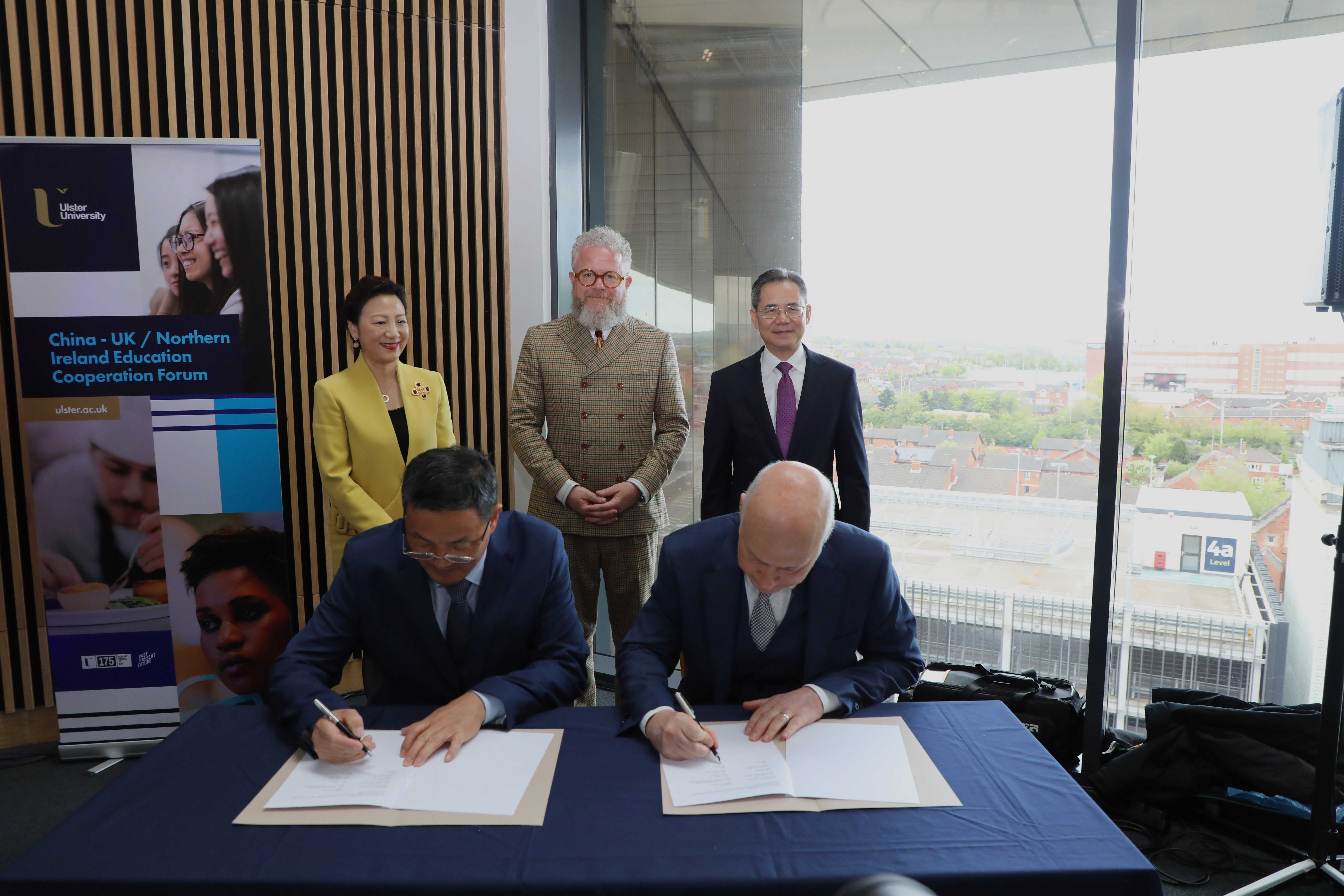 湖北師范大學(xué)同奧斯特大學(xué)簽署共建教育語言文化交流中心的協(xié)議現(xiàn)場。中國駐英國大使館供圖