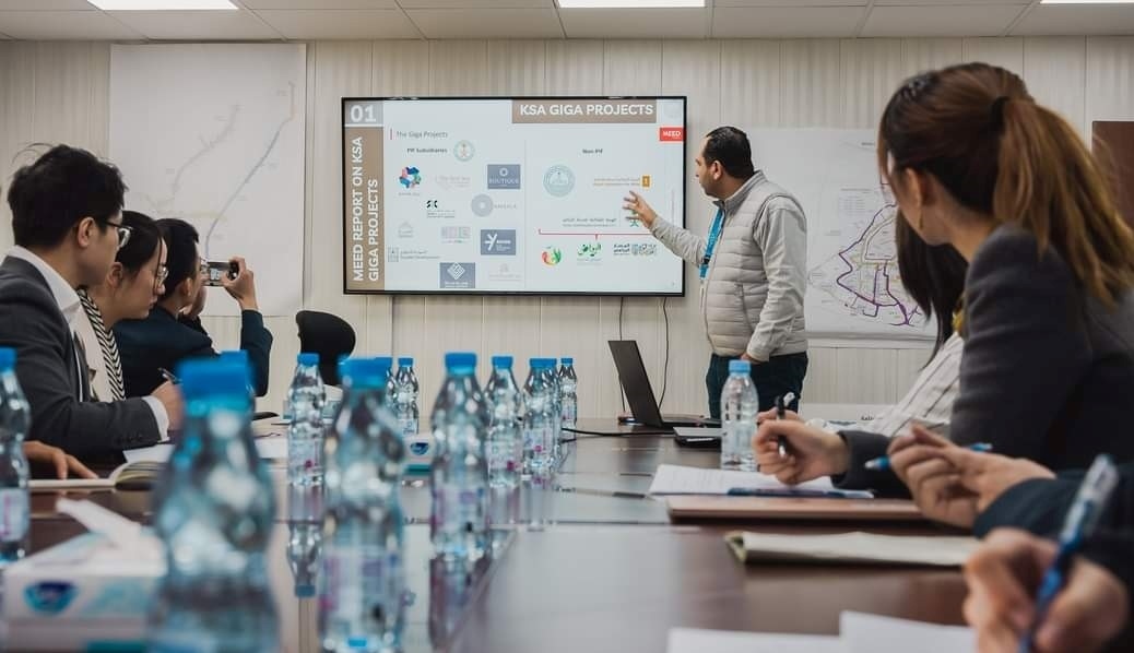 德亞（右三）在和員工開會(huì)。中建中東沙特分公司供圖