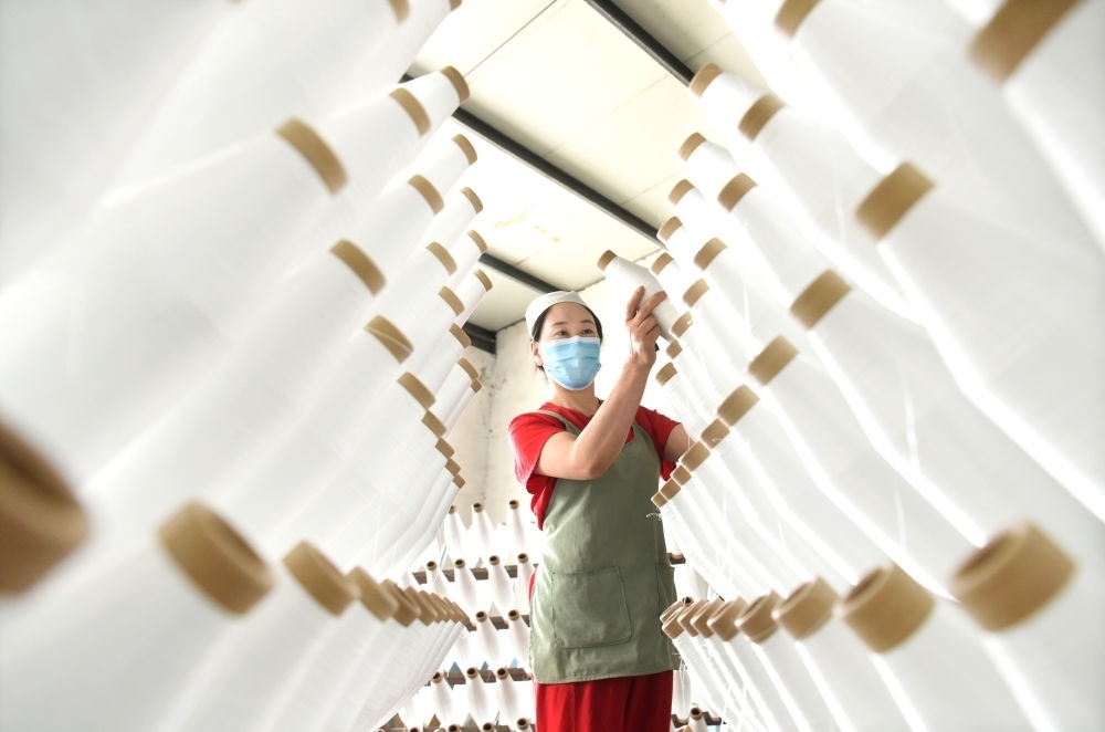 2024年5月1日，工人在山東省淄博市沂源縣悅莊工業(yè)園一玻纖企業(yè)整理加工的產(chǎn)品。新華社發(fā)（趙東山攝）