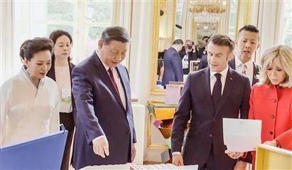 △當(dāng)?shù)貢r(shí)間5月6日下午，在中法領(lǐng)導(dǎo)人會(huì)談前，習(xí)近平主席向馬克龍總統(tǒng)贈(zèng)送中國翻譯的法國小說。