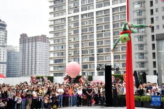 5月7日，演員在長沙國金中心表演木偶劇。新華社記者 陳振海 攝