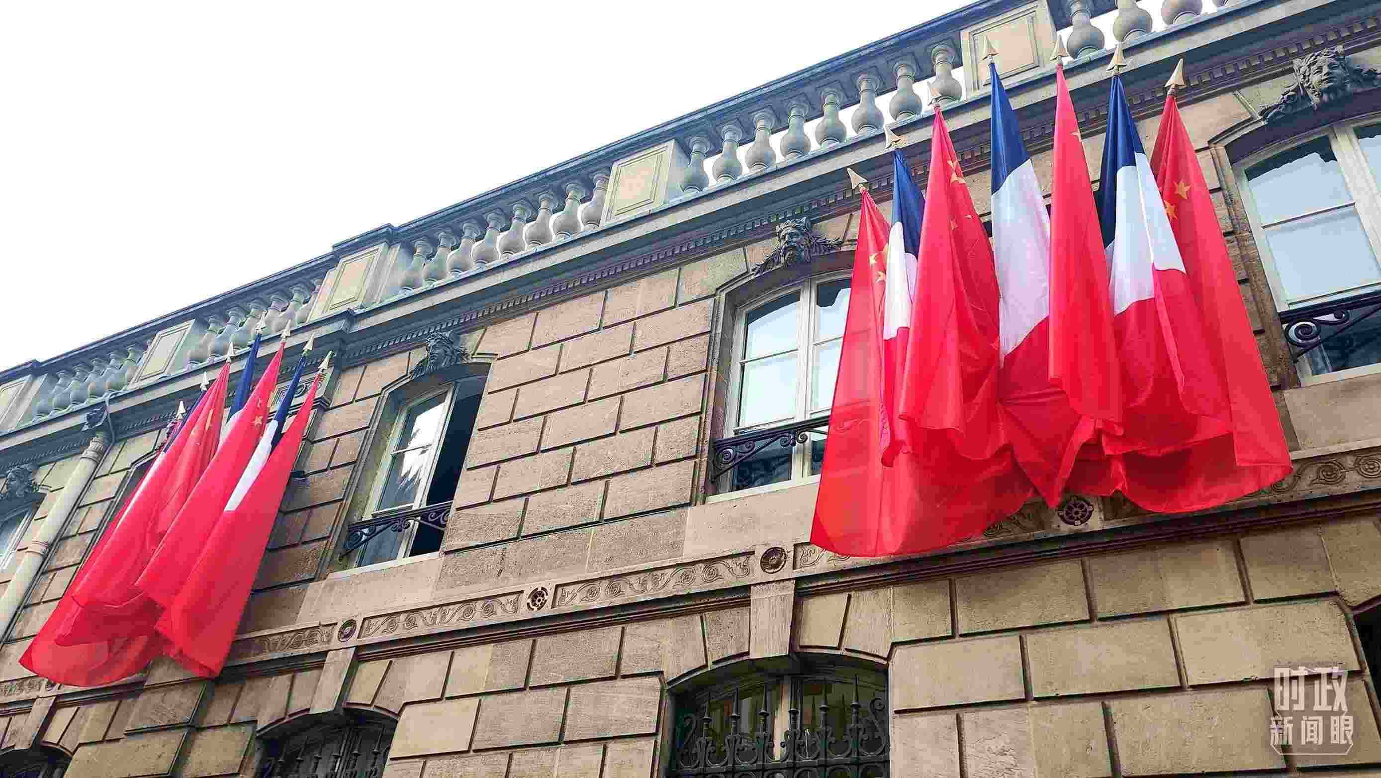 △中法歐領(lǐng)導(dǎo)人三方會晤地點——愛麗舍宮懸掛中法兩國國旗。（總臺央視記者劉琦拍攝）