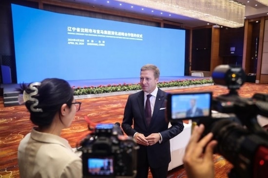 4月26日，寶馬集團(tuán)董事長齊普策接受采訪。新華社記者 潘昱龍 攝