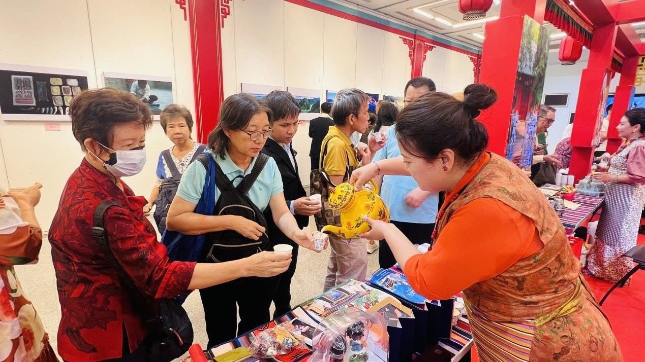 觀眾爭相體驗酥油茶。曼谷中國文化中心供圖