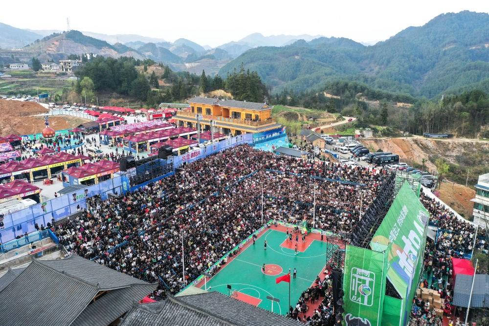 貴州省臺江縣舉辦的2024年“村BA”球王爭霸賽現(xiàn)場（2024年3月22日攝，無人機照片）。新華社記者 楊文斌 攝