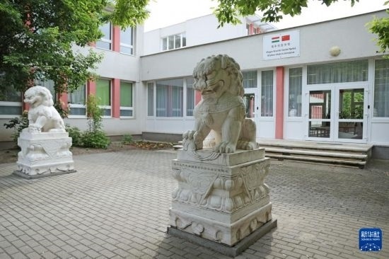 這是5月3日在匈牙利布達(dá)佩斯拍攝的匈中雙語學(xué)校校門。新華社記者 趙丁喆 攝