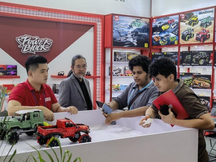 在第135屆廣交會第三期現(xiàn)場，采購商在廣東信宇科技股份有限公司展位選購、體驗積木遙控車產(chǎn)品（5月2日攝）。新華社記者 洪澤華 攝