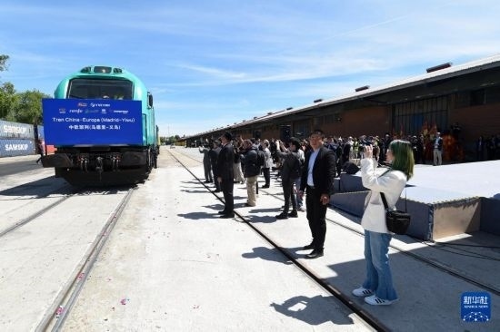 5月8日，在西班牙馬德里，嘉賓們參加中歐班列（義烏—馬德里）開行十周年紀(jì)念號班列發(fā)車儀式。新華社發(fā)（古斯塔沃·巴連特攝）