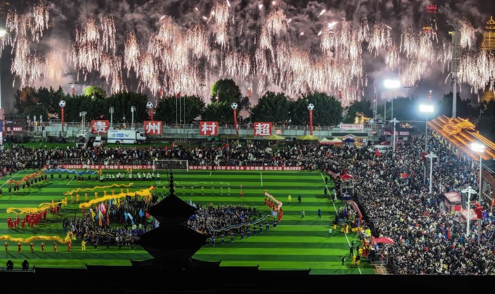 在貴州省榕江縣舉行的2024全國“村晚”示范展示活動暨貴州“村超村晚”活動中，音樂煙花秀精彩上演（2024年2月3日攝，無人機照片）。新華社記者 劉續(xù) 攝