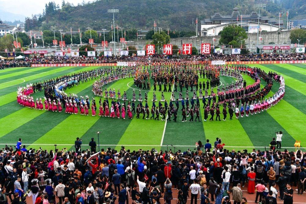 演員在貴州省榕江縣舉辦的2024年第二屆貴州“村超”總決賽開幕式上表演節(jié)目（2024年3月16日攝）。新華社記者 楊文斌 攝