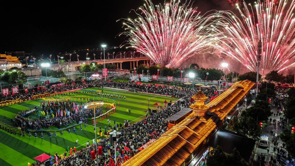 在貴州省榕江縣舉行的2024全國“村晚”示范展示活動暨貴州“村超村晚”活動中，音樂煙花秀精彩上演（2024年2月3日攝，無人機照片）。新華社記者 劉續(xù) 攝