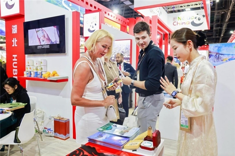 觀眾在參觀中國展臺(tái)。錢文康攝