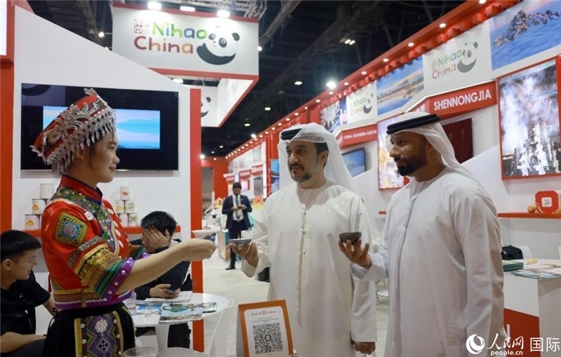 兩名阿聯(lián)酋觀眾在品嘗湖北名茶。人民網(wǎng)記者管克江攝