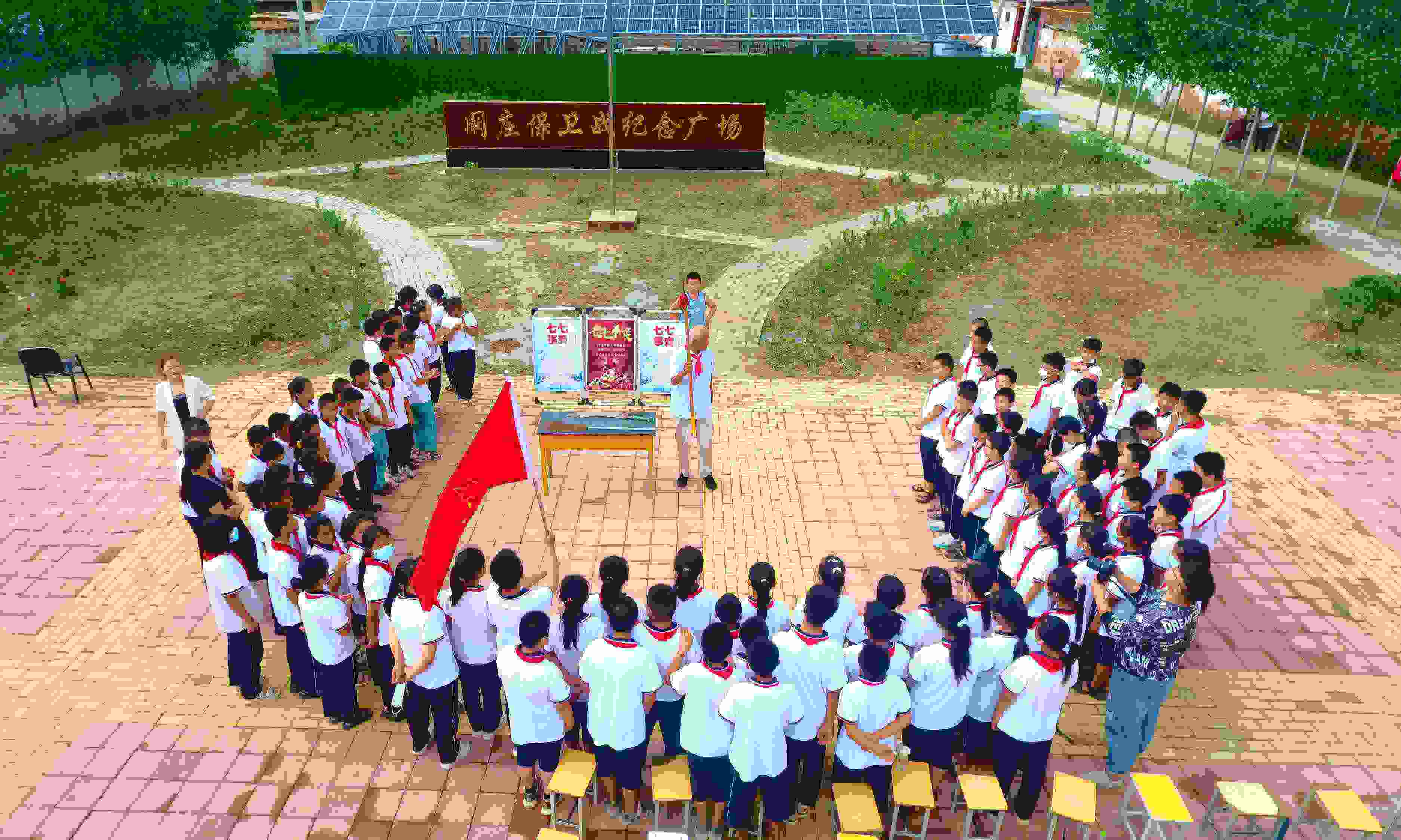 2022年7月6日，山東省聊城市，在茌平區(qū)菜屯鎮(zhèn)闞莊村的闞莊保衛(wèi)戰(zhàn)紀(jì)念廣場(chǎng)，闞莊保衛(wèi)戰(zhàn)親歷者王光木老人為小學(xué)生們講述抗戰(zhàn)故事，展示大刀、長(zhǎng)矛。