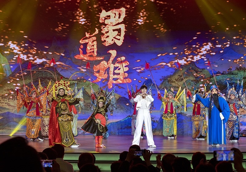 2023年10月13日，成都，“把青春華章寫(xiě)在祖國(guó)大地上”大思政課網(wǎng)絡(luò)主題宣傳和互動(dòng)引導(dǎo)活動(dòng)在四川大學(xué)舉行。