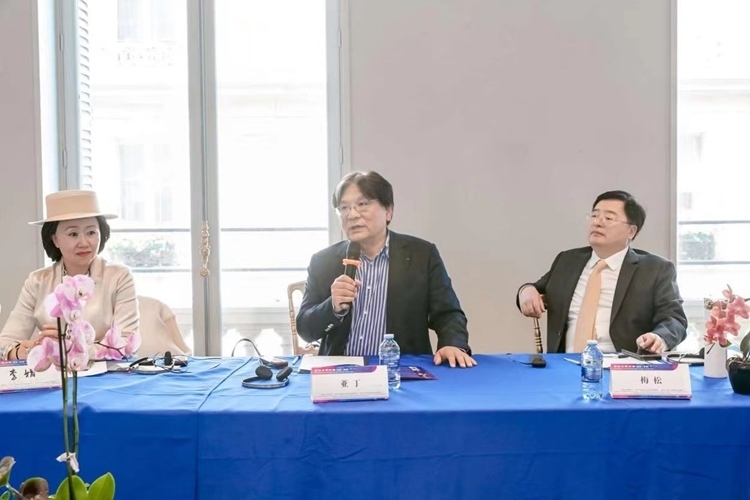 法中交流促進(jìn)會會長、作家、翻譯家、法國最高榮譽(yù)騎士勛章獲得者亞丁發(fā)言（圖片：中國傳媒大學(xué)