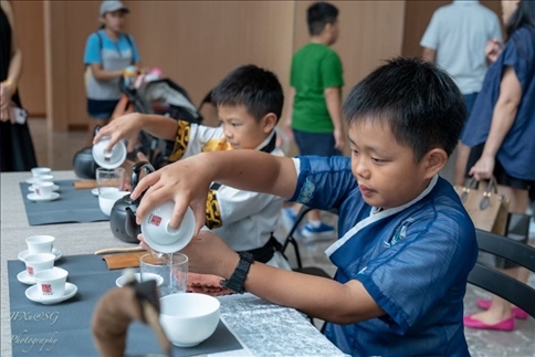 新加坡孩子們在活動現(xiàn)場體驗學(xué)習(xí)茶藝。新加坡中國文化中心供圖