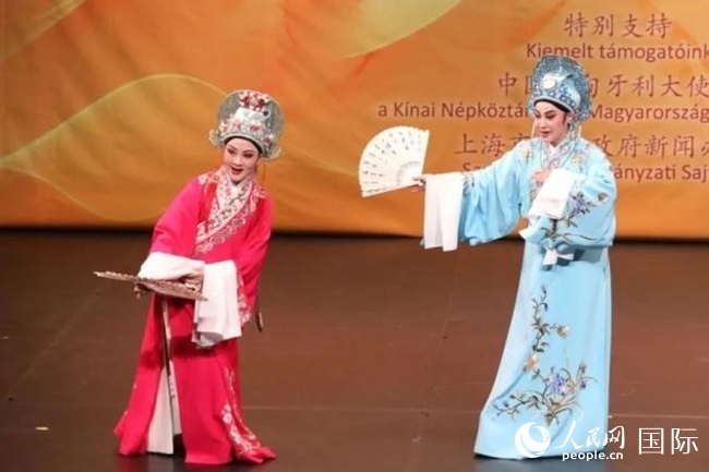 “玉蘭花開·魅力上?！弊哌M(jìn)布達(dá)佩斯。葉辰亮攝