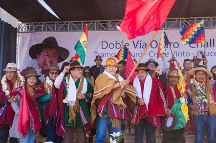 奧魯羅公路項目開工儀式現(xiàn)場，?？偨y(tǒng)路易斯·阿爾塞宣布項目開工。中國中鐵供圖